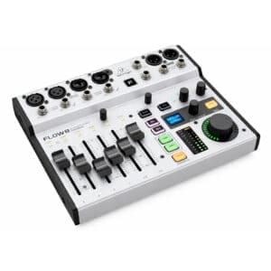 Behringer Flow 8 Digitalmixer mit Fadern, Displays und Anschlussfeld in Schrägansicht