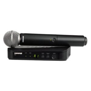 Shure - Funkmikrofon-Set BLX24/SM58 – Handsender mit Empfänger auf weißem Hintergrund