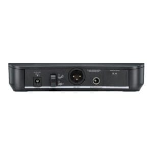 Shure - Funkempfänger BLX24/SM58 – Rückseite mit Audioausgängen und Stromanschluss