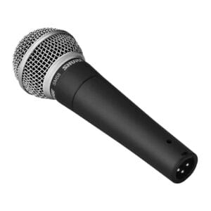 Shure - Dynamisches Gesangsmikrofon SM58 – schräge Seitenansicht auf weißem Hintergrund