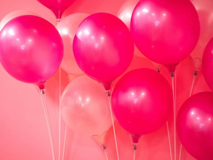 Rote Luftballons als Dekoration für eine Geburtstagsfeier