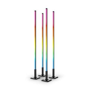 Vier Chauvet DJ Freedom Flex Stick X4 kabellose LED Pixel Tubes auf Standfüßen mit farbigem RGB-Lichtverlauf